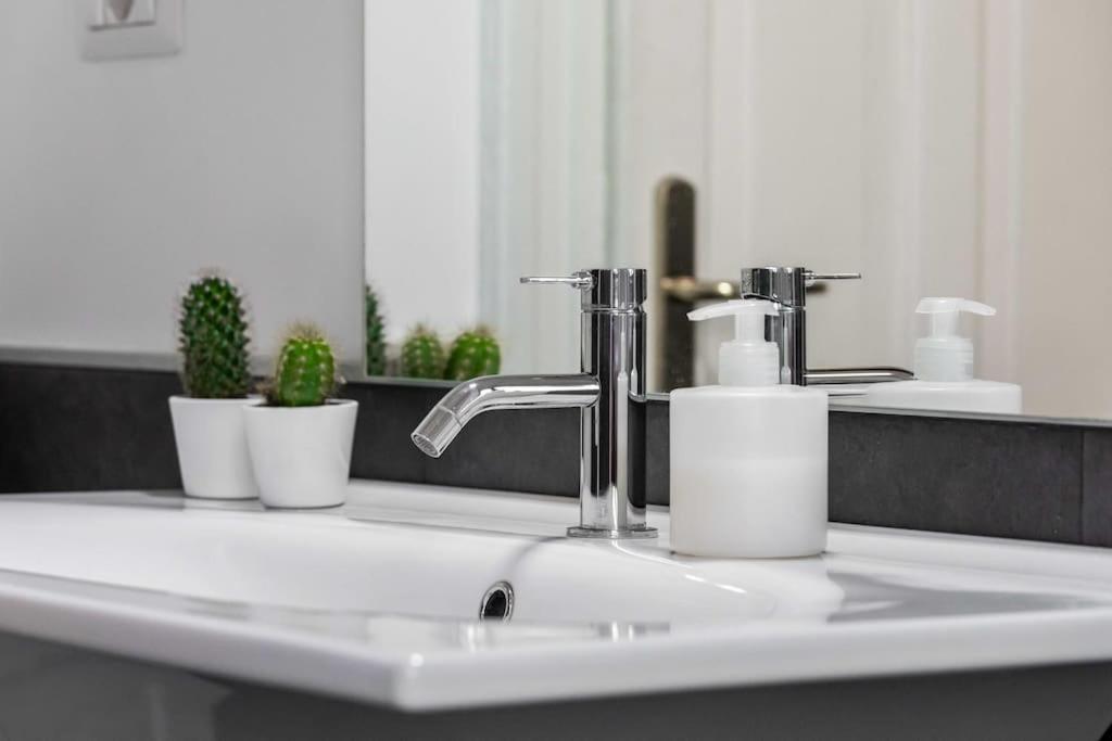 Appartamento Bilocale Zara - Stazione Centrale - Isola Design District ミラノ エクステリア 写真